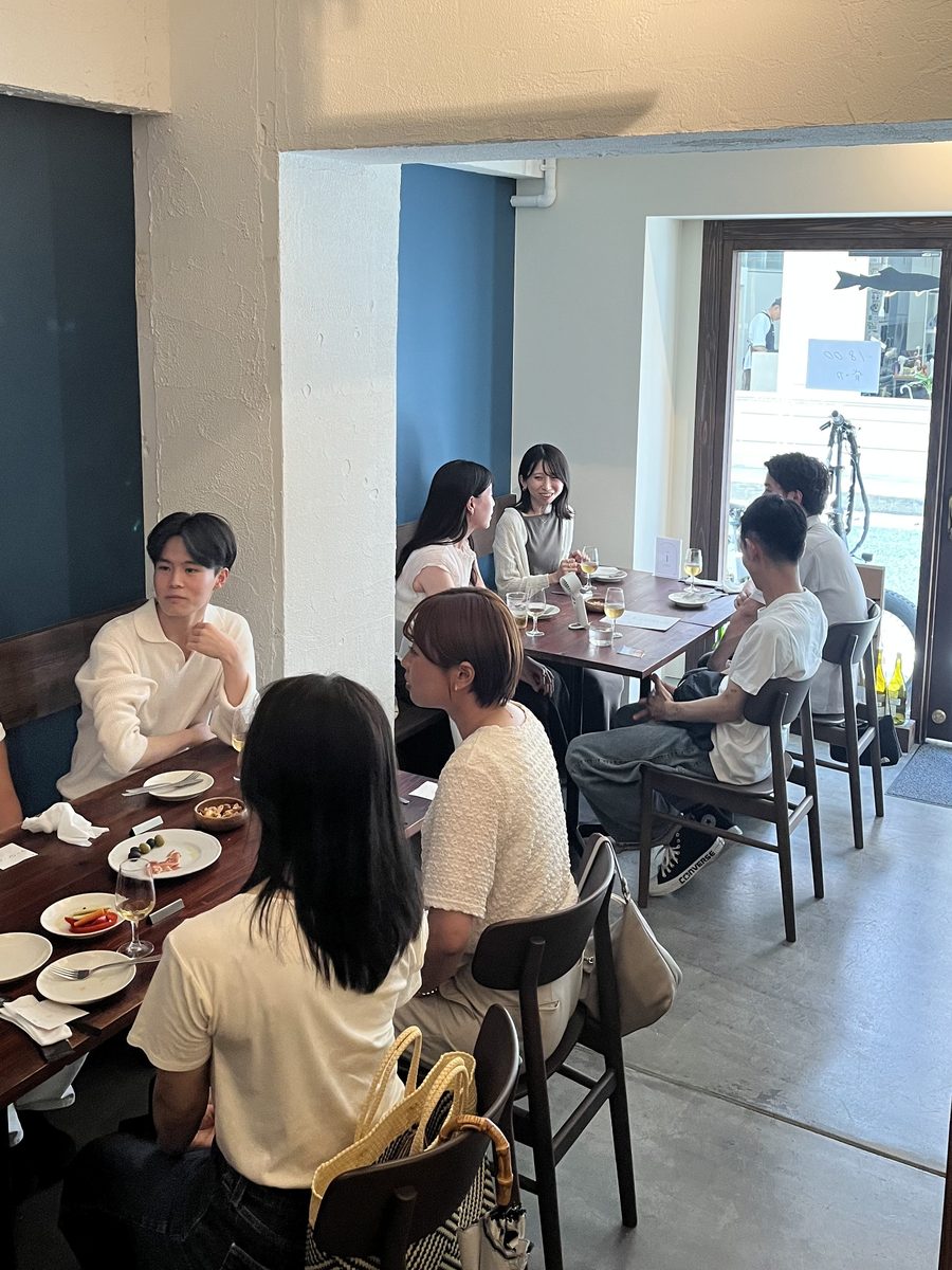 昼開催の回でテーブルを囲む参加者たち